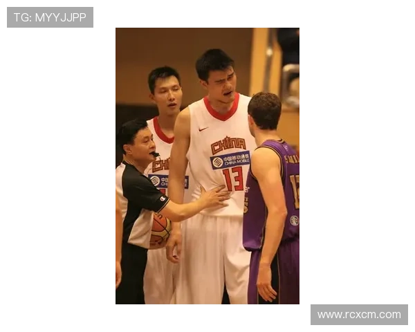 老大与姚明的篮球传奇对决与友谊的精彩瞬间回顾