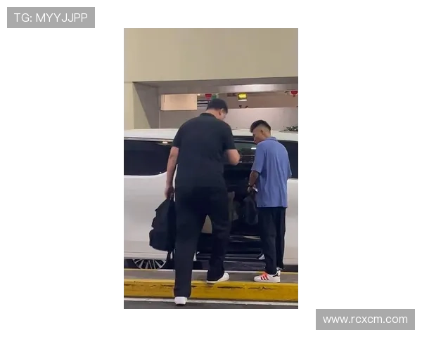 姚明乘车出行瞬间展现巨人风范引发网友热议与关注 姚明乘车出行瞬间展现巨人风范引发网友热议与关注